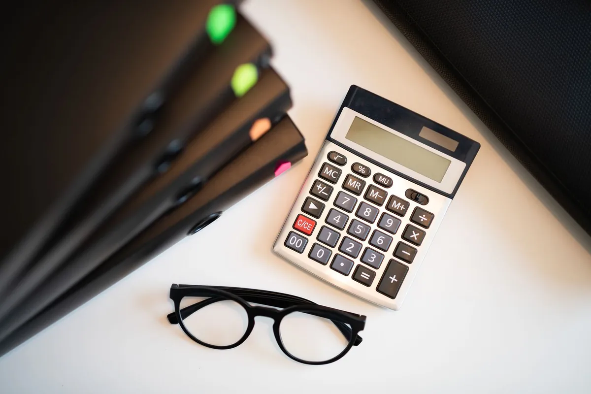 Calculadora y lentes sobre el escritorio